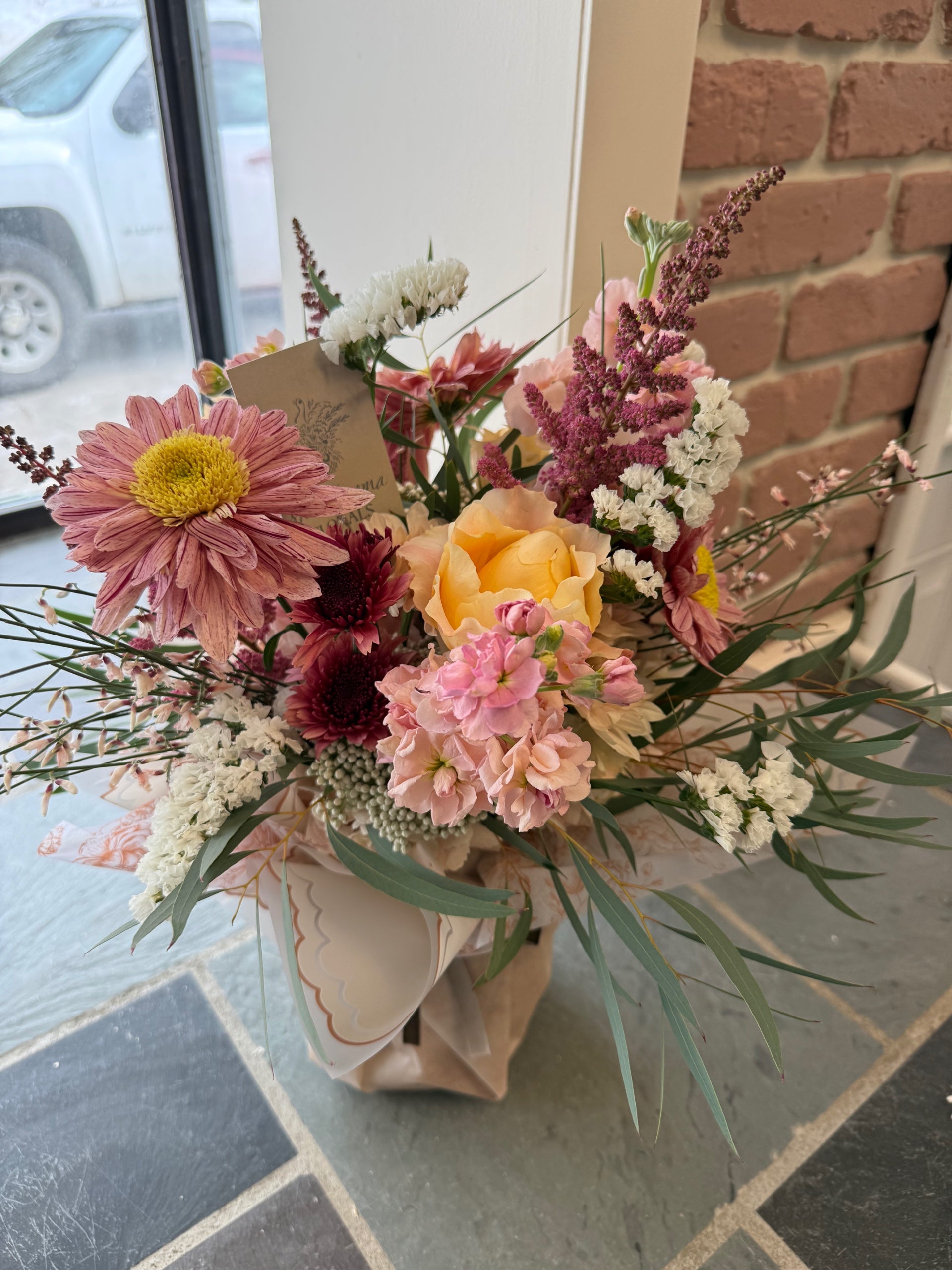 Vase Arrangement- Designer's Choice | Sweet Aroma Florals